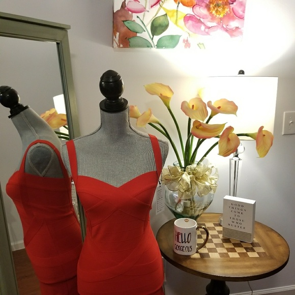 Dresses & Skirts - NWT Bandage Style Dress